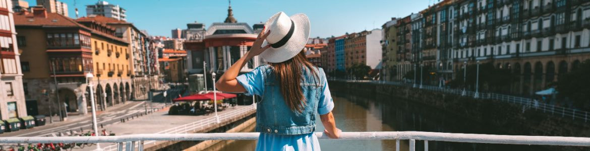 Mädchen mit Hut besichtigt Bilbao