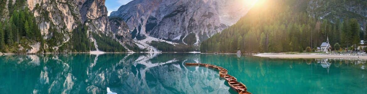 Lago cristalino rodeado de montañas en Di Braies