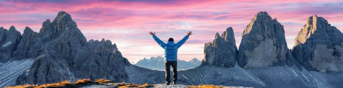 Hombre hace senderismo en las tres cimas de Lavaredo 