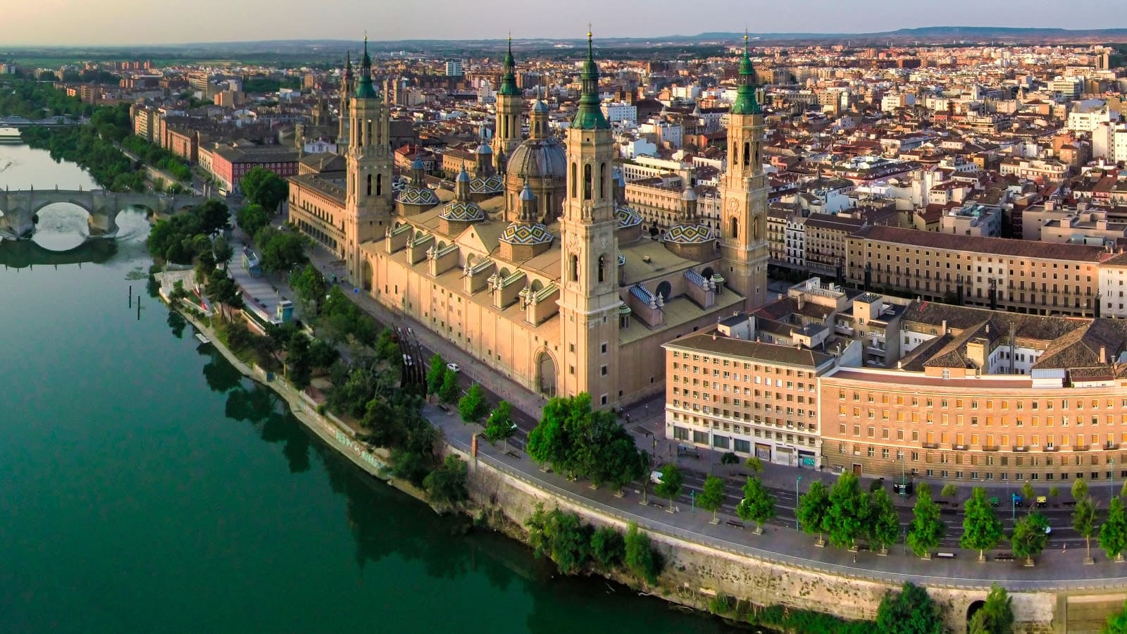 Mietwagen in Zaragoza-Delicias Bahnhof