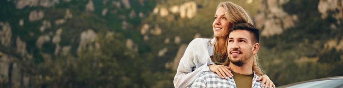 jovem casal numa viagem romântica