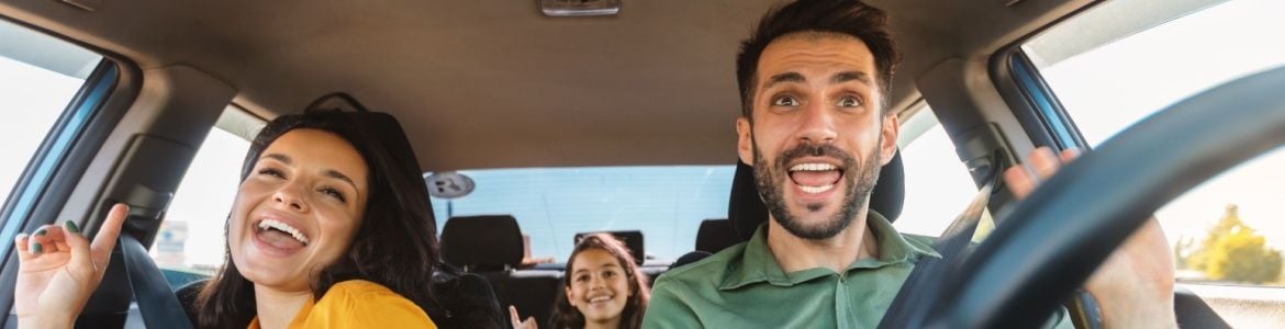 La famiglia si gode il viaggio in auto 