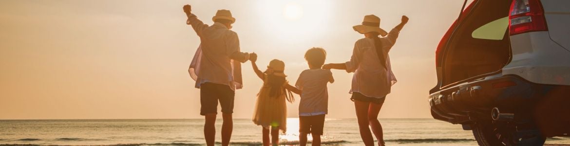 Famiglia felice in viaggio in auto verso la spiaggia