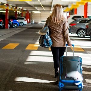 1. GÅ DIREKT TILL PARKERINGSOMRÅDET FÖR SMARTKEY