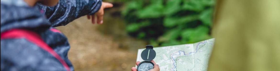 Homem a consultar a bússola