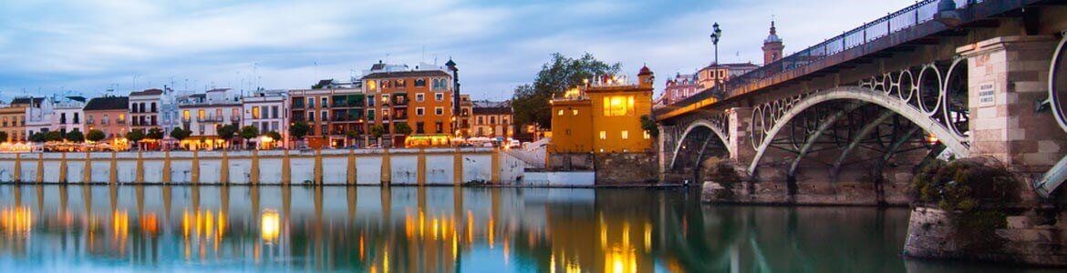 Lei en bil Sevilla Santa Justa jernbanestasjon Triana 