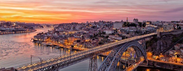 Viaggia a Porto, in Portogallo, con l'auto a noleggio con Centauro Rent a Car
