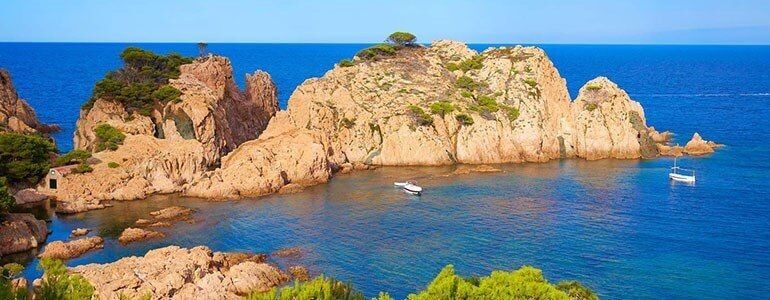 Acantilados aigua xélida ruta coche costa brava