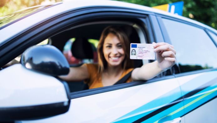 Guía con información esencial para conducir en España con tu coche de Centauro