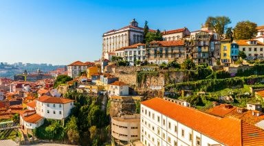 Арендуйте автомобиль в Centauro в Аэропорту Порту