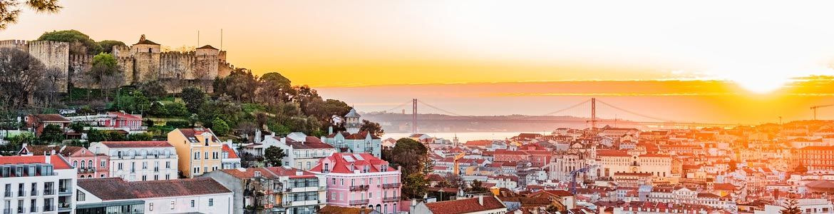 panoramisch uitzicht op Lissabon met het kasteel van St. George