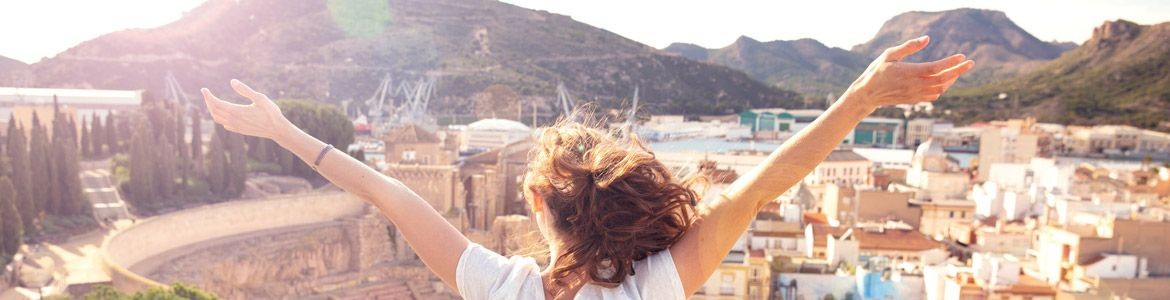 mujer con los brazos extendidos en Cartagena, Murcia