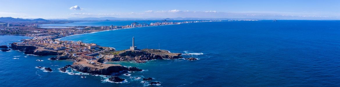 Panoramablick auf die Küste von La Manga in Murcia