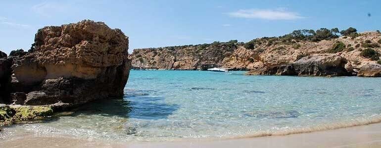 Alugue o seu veículo em ibiza enseadas e praias