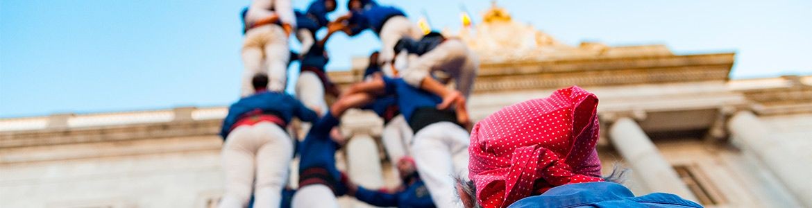 Castellers durante festividad en Barcelona