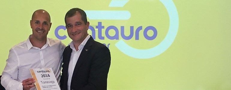Centauro Rent a Car entrega diploma Torrevieja