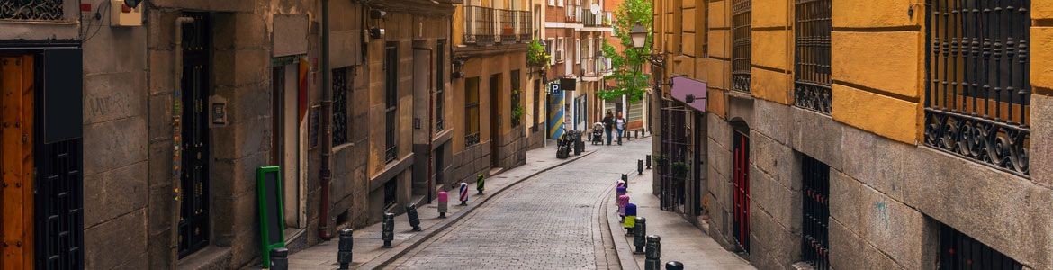 leie tilkoblet bil på parkeringsplassen på plaza españa 