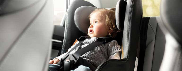 Colocar cadeira auto bebés veículo aluguer