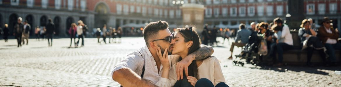 pareja se besa en Plaza Mayor de Madrid