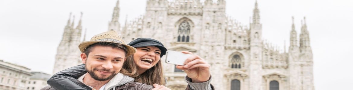 Una coppia si scatta un selfie nel Duomo di Milano