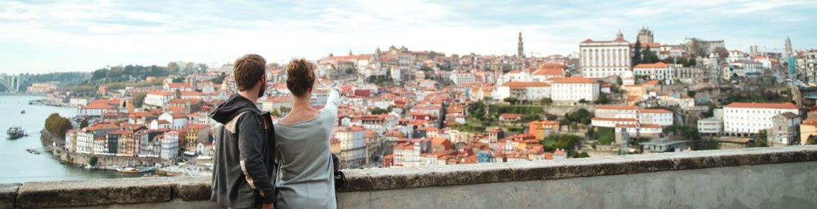 Casal aprecia as vistas do Porto