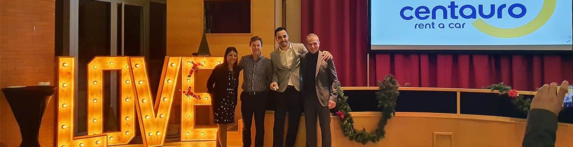 Erik Devesa presenta i badge di riconoscimento al team di Centauro