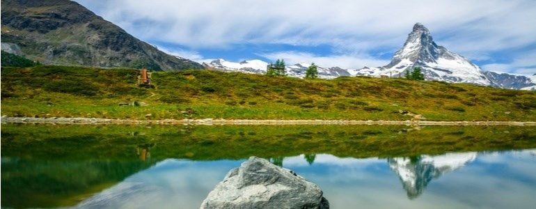 Pausa natalizia con auto a noleggio sulle alpi