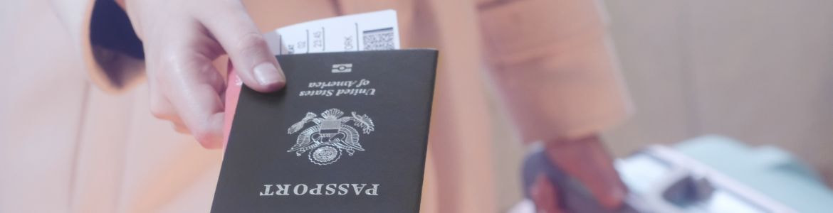 Chica con su pasaporte y tarjeta de embarque