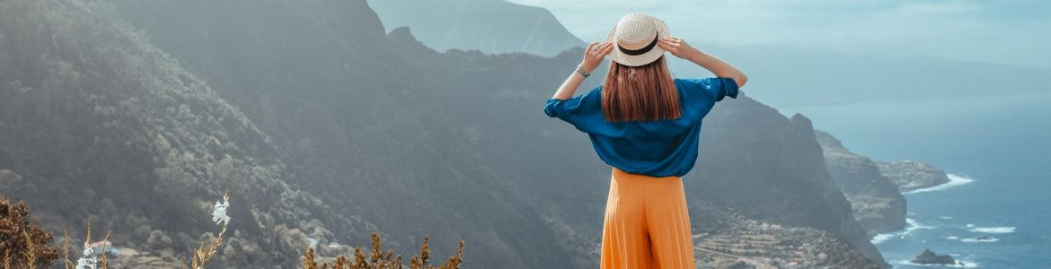 chica con sombrero disfruta de las vistas en Madeira