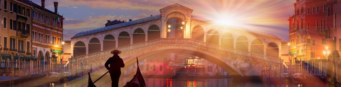góndola en puente Rialto en Venecia