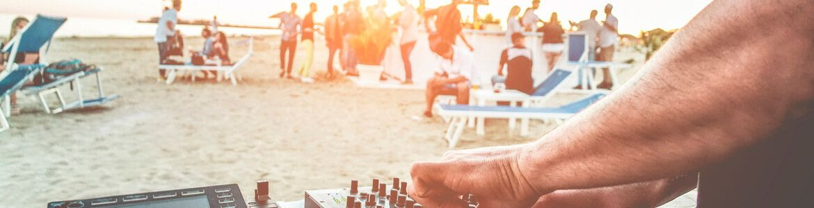 DJ em uma boate em uma praia em Ibiza