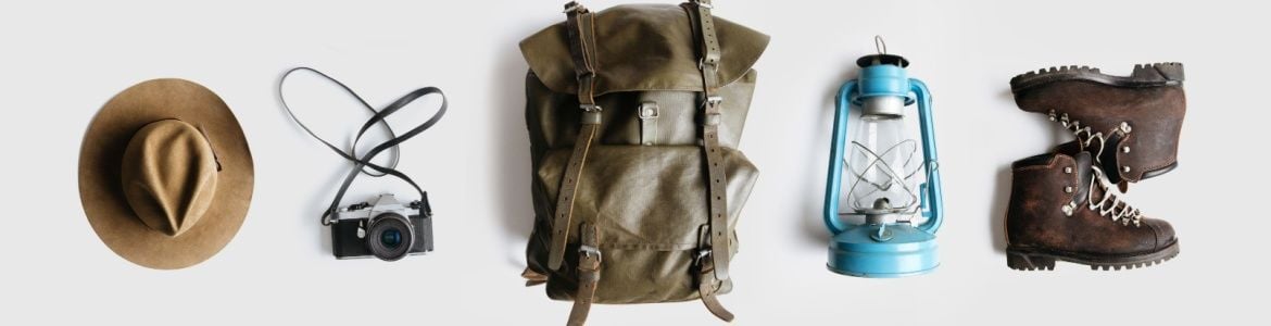 Kit de mochila, zapatos, cámara, sombrero y farolillo