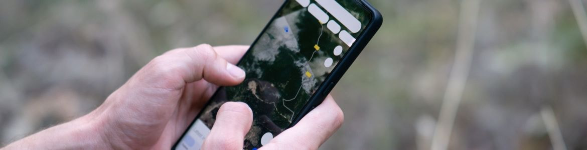 Homem consulta o GPS do seu telemóvel