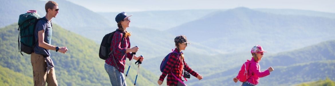 familia haciendo senderismo