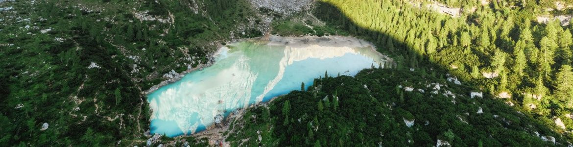 Pequeno lago de águas cristalinas rodeado de montanhas em Di Sorapis