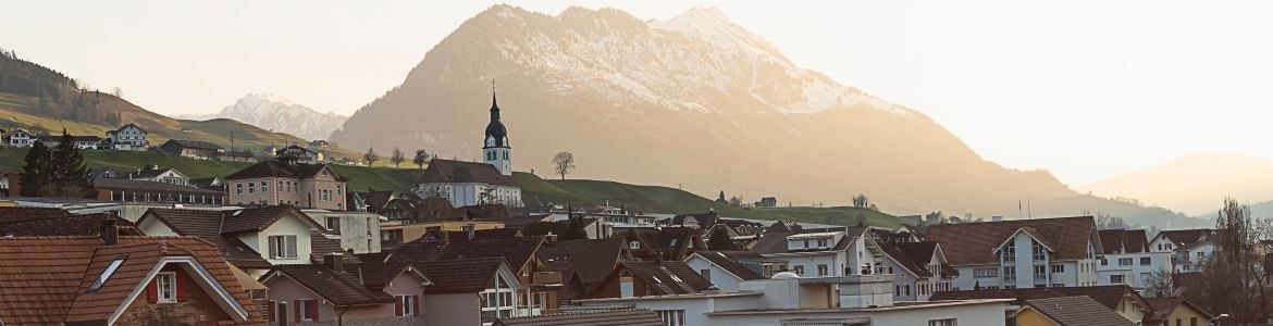 vista sulle montagne svizzere al tramonto